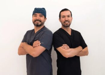 Vive Plastic Surgery - Dr. Felix Marquez and Dr. Flavio Ochoa Posing for a photo