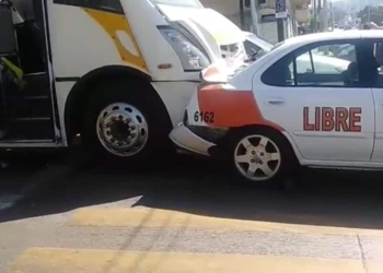 Choque por alcance manda a niño y su mamá al hospital