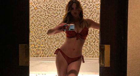 Andrea Legarreta con falda de piel presume sus bellas piernas