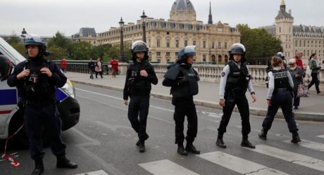 Matan a puñaladas a cuatro policías en París