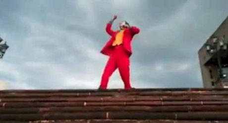 Imitador del Joker recrea baile en escaleras de Macroplaza