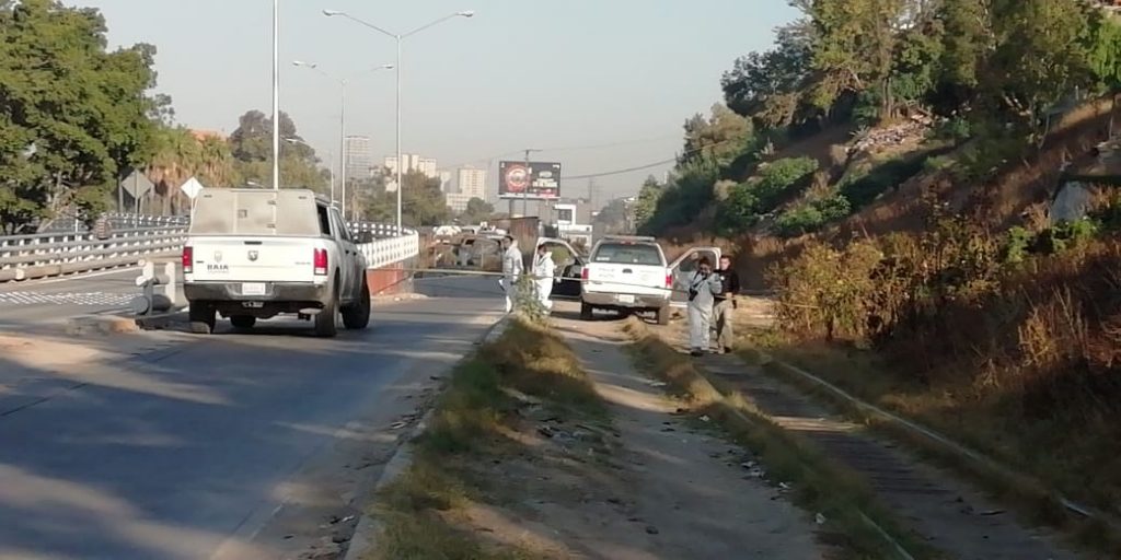 cadáver calcinado en las vías del tren