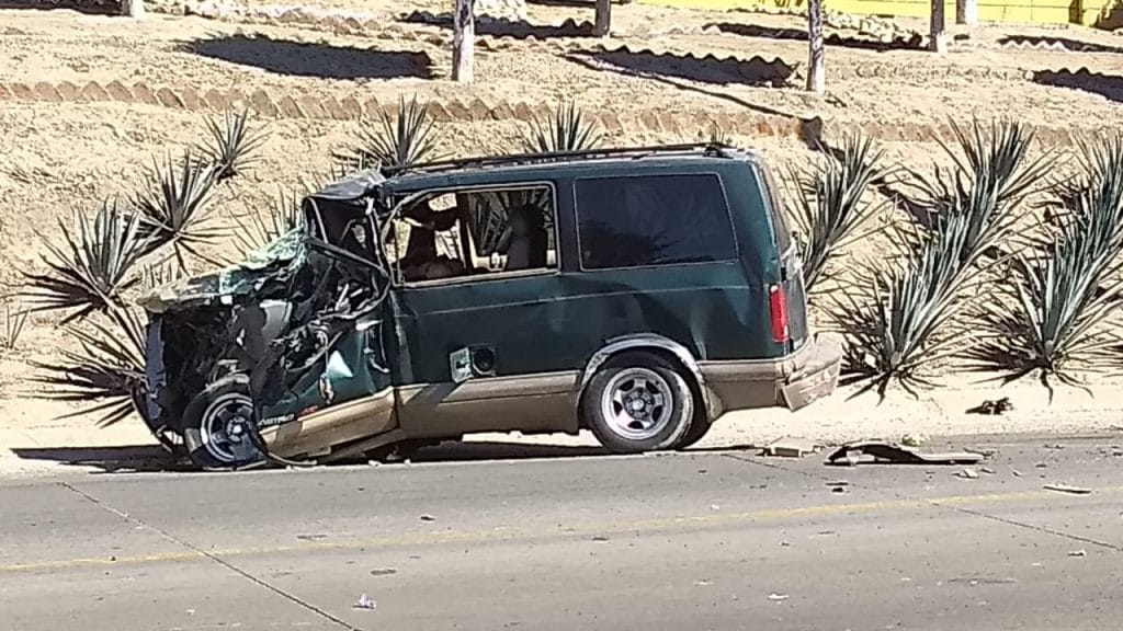 Huye de la policía, choca y muere prensado