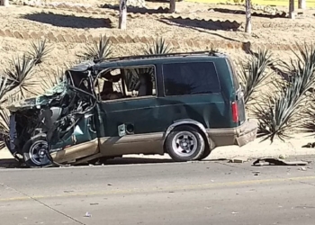 Huye de la policía, choca y muere prensado