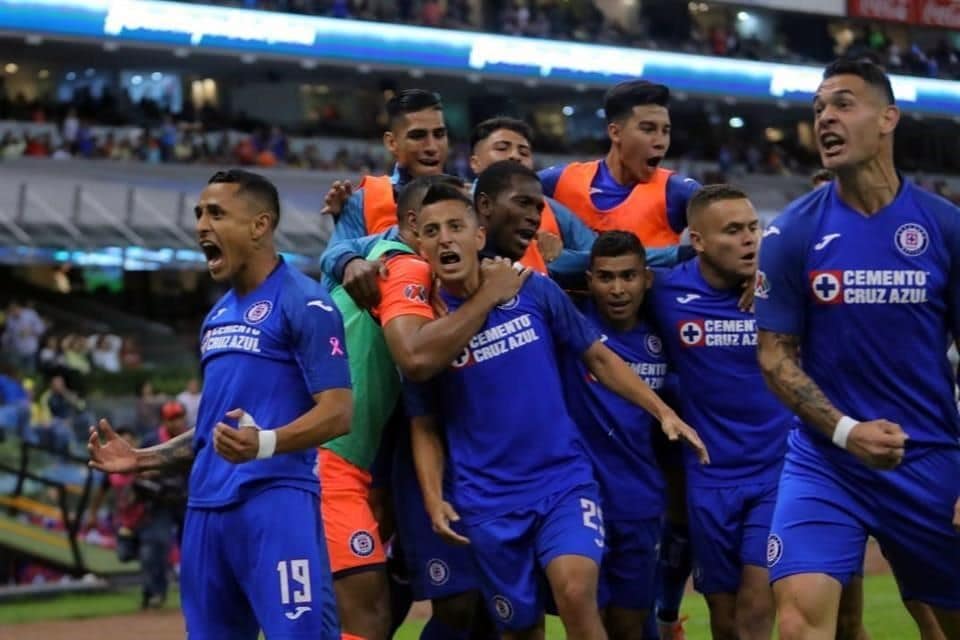 Cruz Azul supera al América en el Azteca