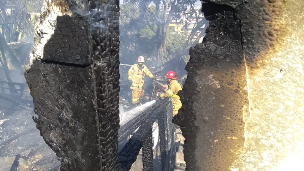 Bomberos atienden decenas de incendios por condición Santa Ana