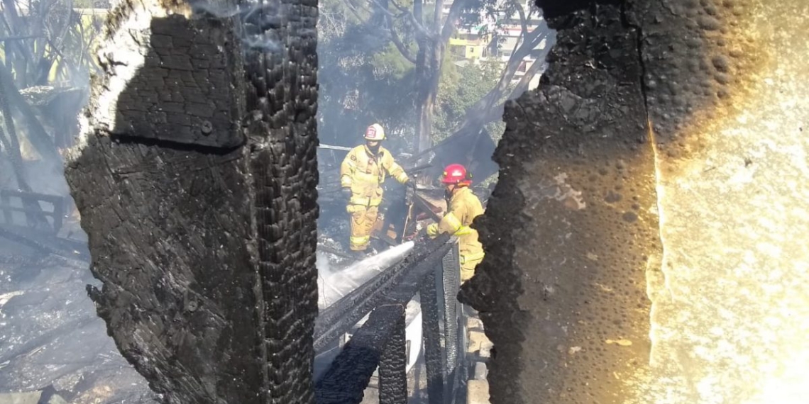 Bomberos atienden decenas de incendios por condición Santa Ana