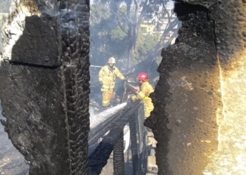 Bomberos atienden decenas de incendios por condición Santa Ana