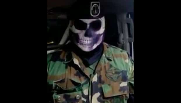 Militar enmascarado reta al crimen organizado