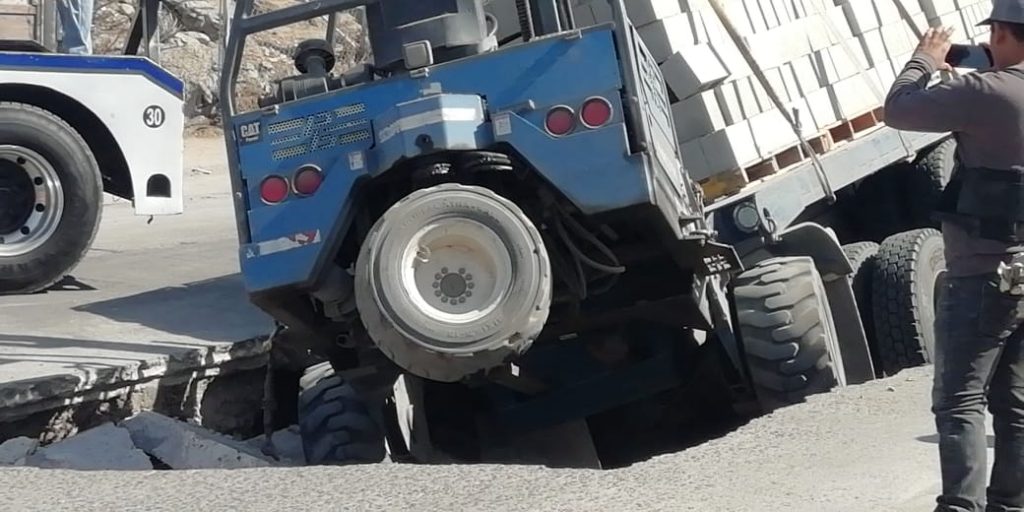 Tráiler cae a socavón en Tijuana