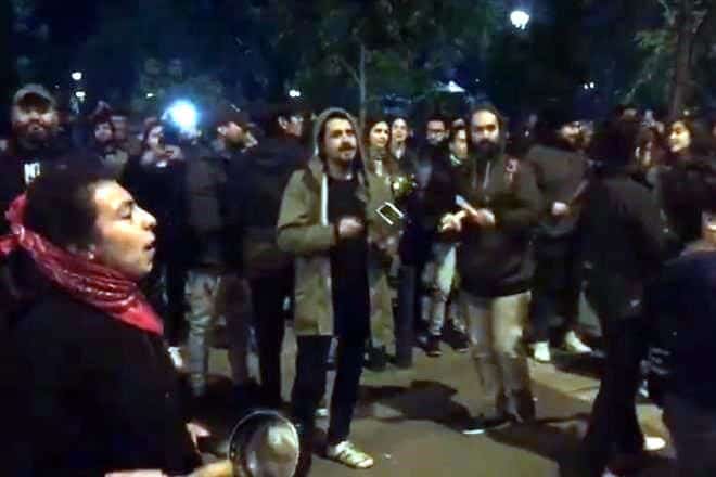 Jóvenes protestan en Chile contra el toque de queda