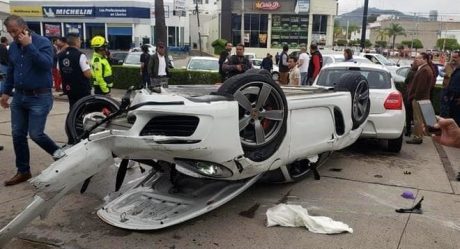 Hombre se desmaya y choca en su Porsche contra 4 vehículos