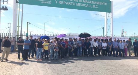Trabajadores jubilados bloquean almacén de Pemex