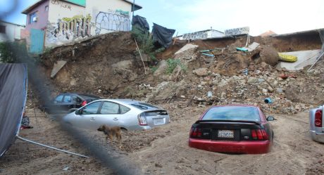 Hallaron varios carros en el socavón