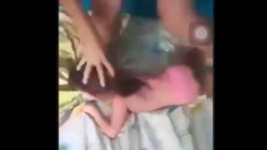 madre aplastando a su hija maltrato infantil