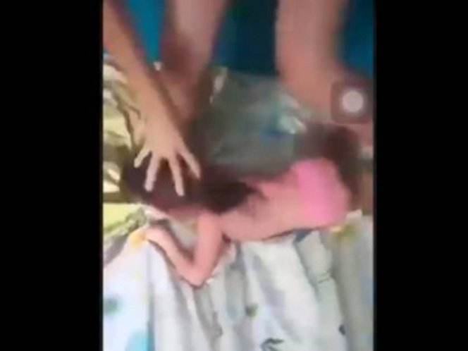 madre aplastando a su hija maltrato infantil
