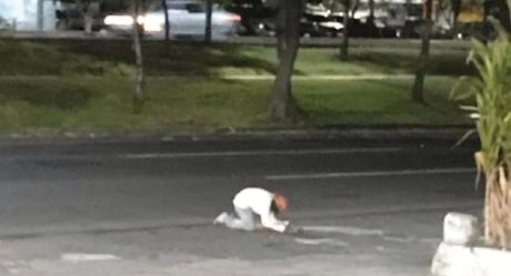Hombre sin hogar llora muerte de su perrito