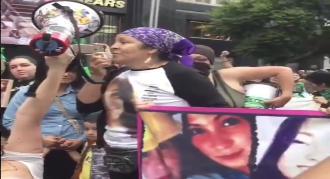 ‘¡Lo quiero quemar todo!’: Madre de víctima de feminicidio durante marcha