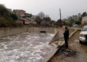 canal inundado por lluvias en tijuana