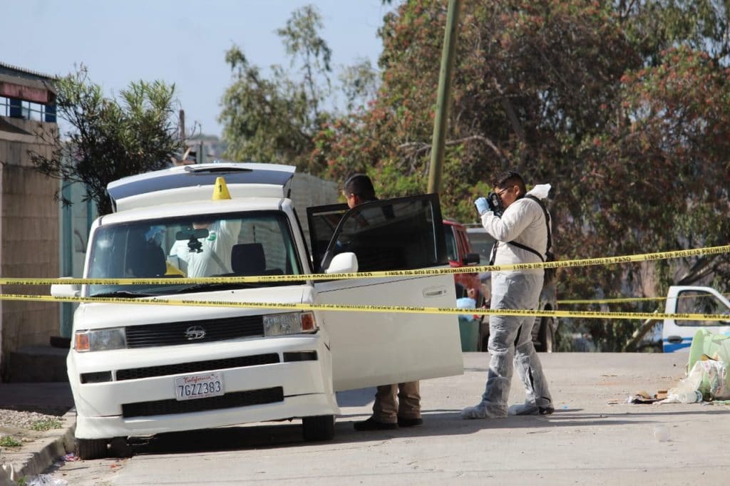 Asesinan a mujer y dejan cuerpo en el auto