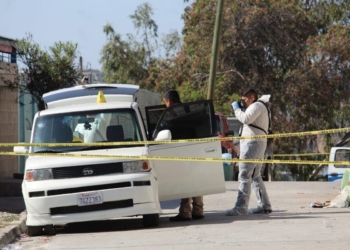 Asesinan a mujer y dejan cuerpo en el auto