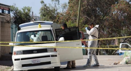 Asesinan a mujer y dejan cuerpo en auto