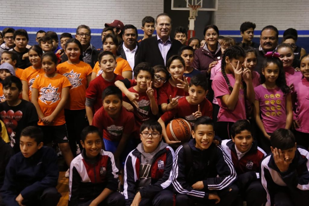 Presidente Arturo González inaugura la final de torneo delegacional de basquet