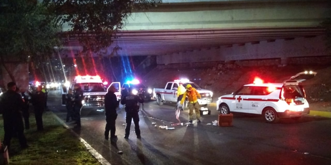 Hombre cae de puente en Tijuana