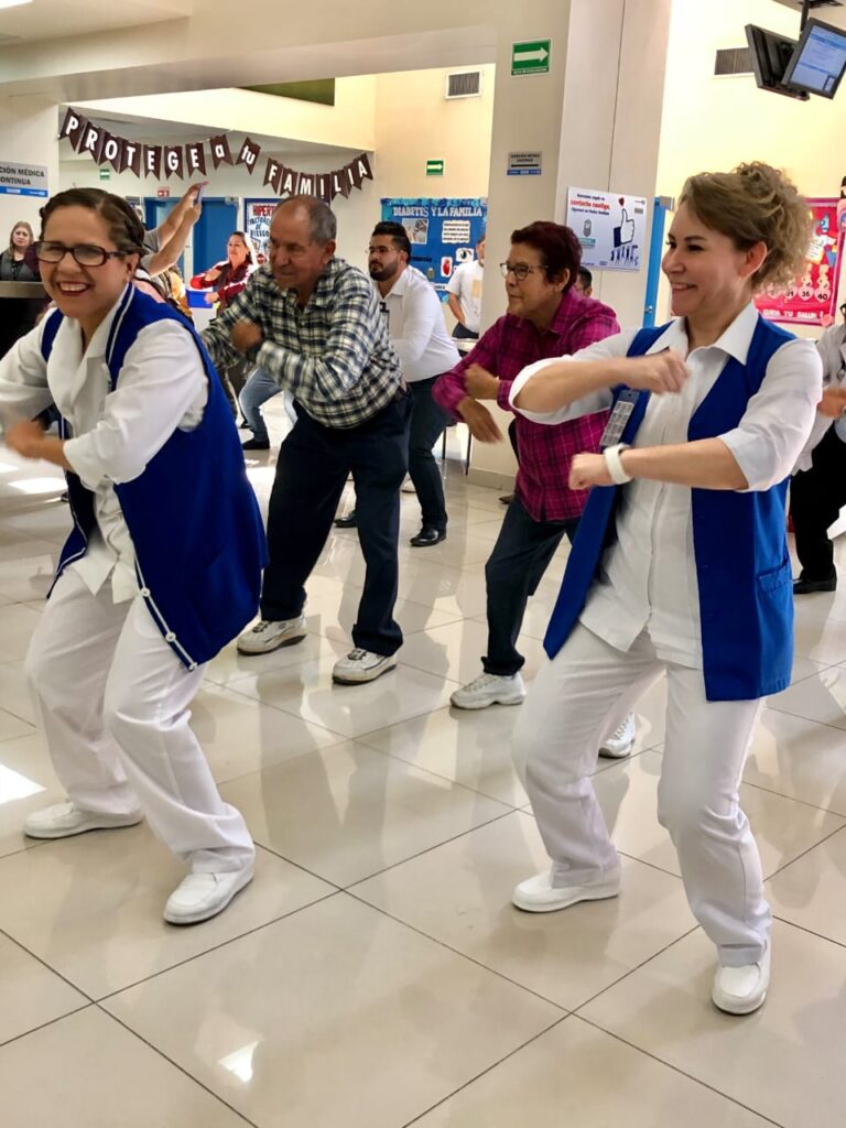 ENFERMERAS Y PACIENTES DE HOSPITAL