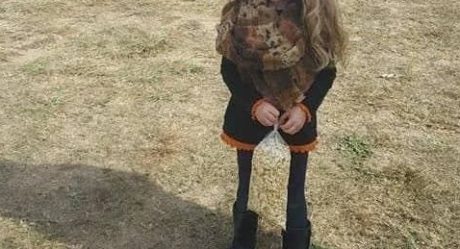 Foto viral de una niña y sus piernas, esconde una sorpresa
