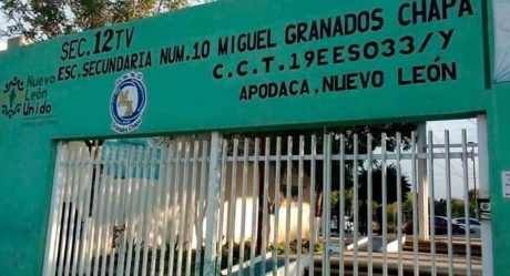 Directora acosa a alumno por estar bajo custodia tío gay