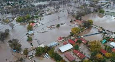 Lluvias arrasan con puente colgante de forma impresionante