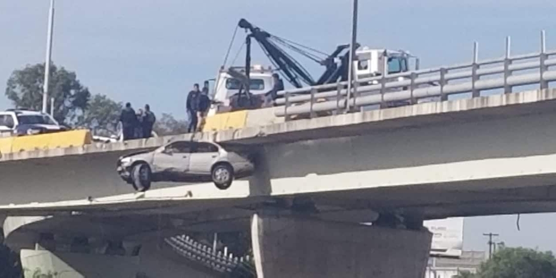 Auto se descontrola y cae a la canalización