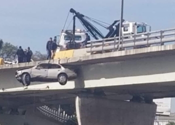 Auto se descontrola y cae a la canalización