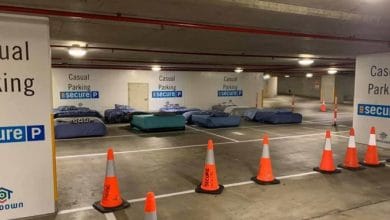 Convierten estacionamiento en en ‘hotel’ para indigentes por las noches