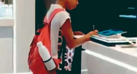 Niño no tiene internet y va a centro comercial para hacer su tarea