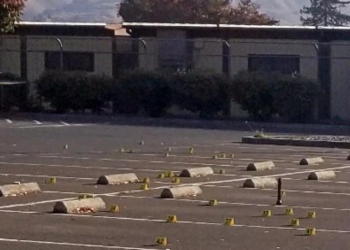 Asesinan a balazos a dos niños afuera de primaria en California