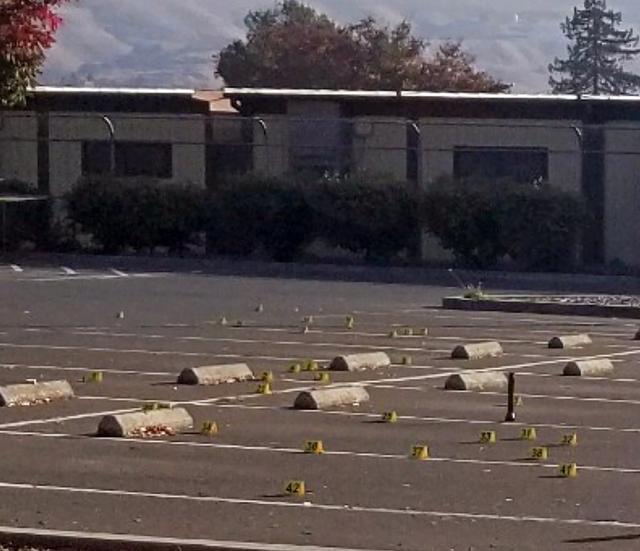 Asesinan a balazos a dos niños afuera de primaria en California