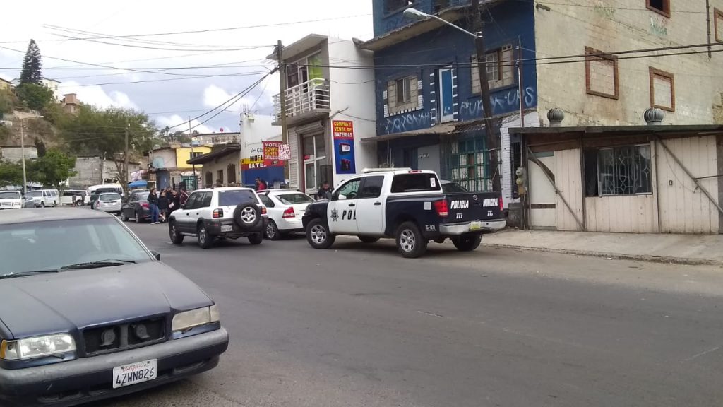 Bala perdida impacta a joven y muere en Tijuana