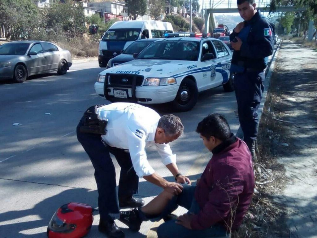 Perro escapa causa accidente y caos vial