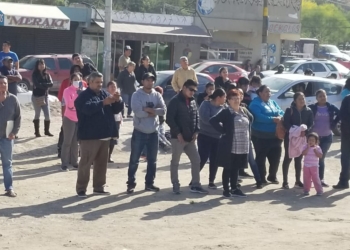 Hombre amenaza con lanzarse al vacío