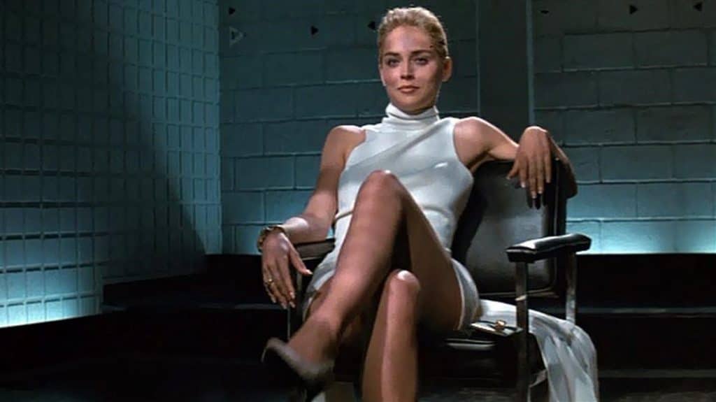 Sharon Stone recrea la famosa escena de ‘Bajos Instintos’