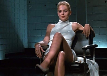 Sharon Stone recrea la famosa escena de ‘Bajos Instintos’