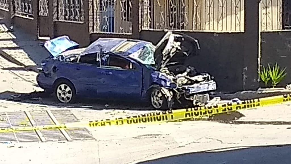 Auto pierde el control y cae desde una ladera