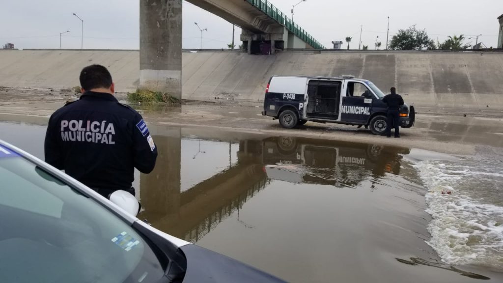 Hallan cadáver en canalización del Río