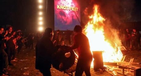 Enfurecen asistentes del Knotfest e incendiaron y destruyen todo