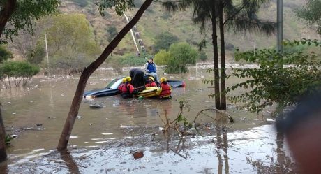 Rescatan a hombre atrapado en encharcamiento