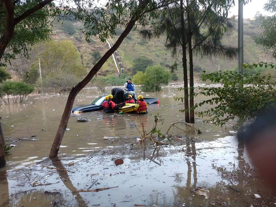 Rescatan a hombre atrapado en encharcamiento