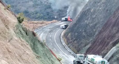 Pipa de amoniaco vuelca y se incendia en Michoacán