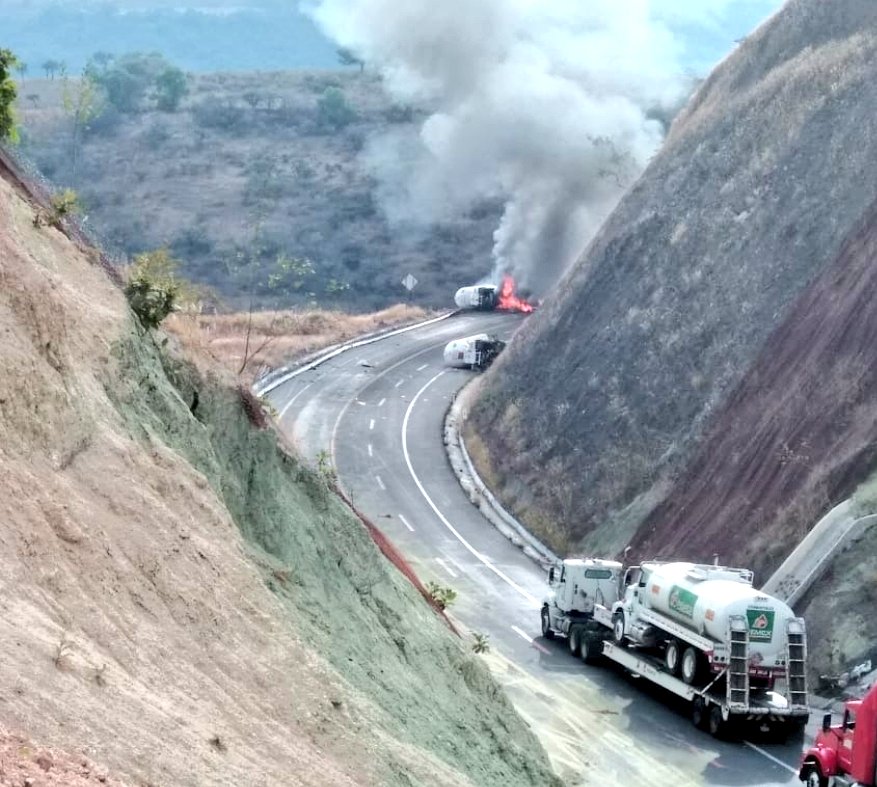 Pipa de amoniaco vuelca y se incendia en Michoacán